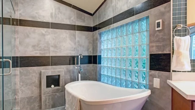 caramizi de sticla_ placarea baii