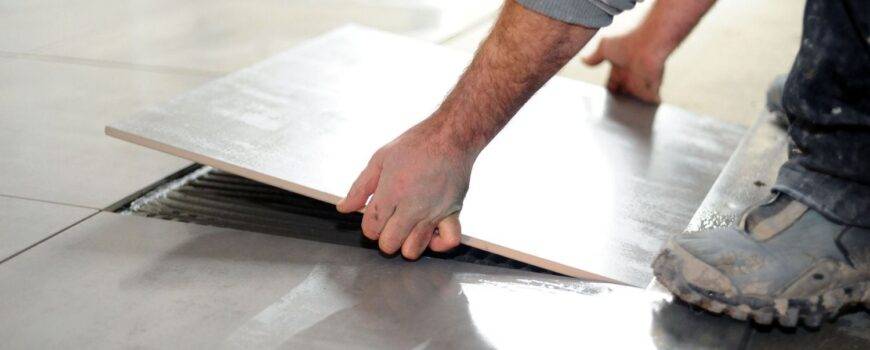 placarea cu gresie pe o podea din beton